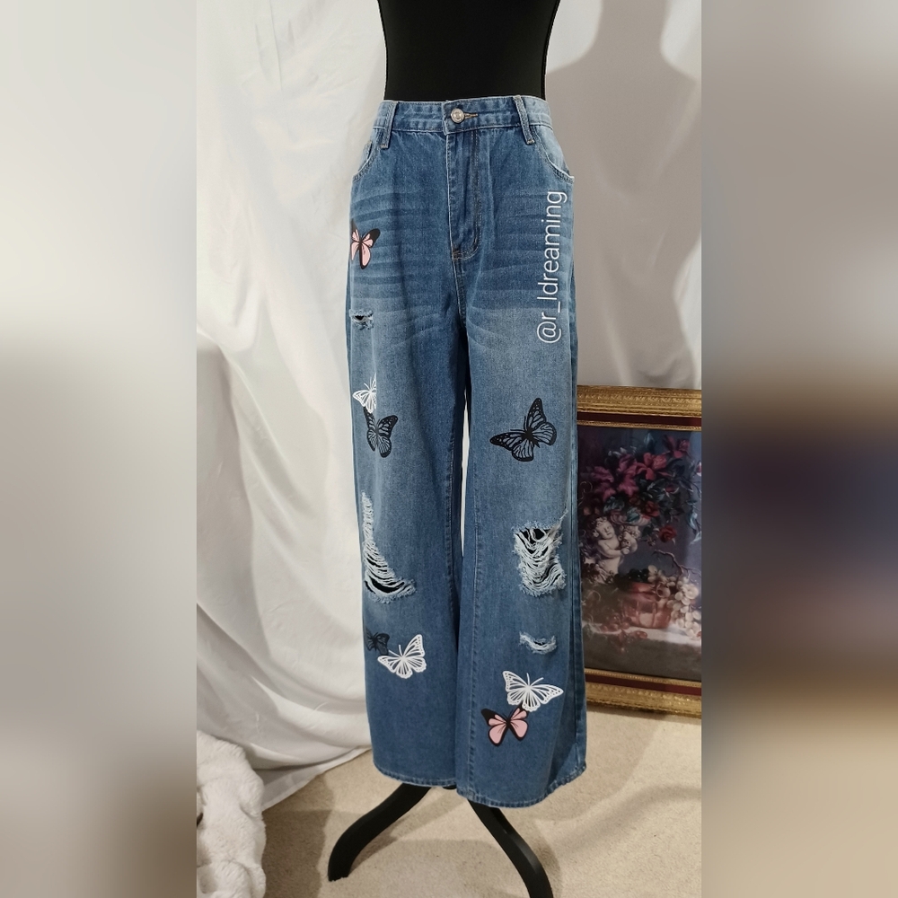 NWOT Butterfly Print Ripped Jeans Size Large